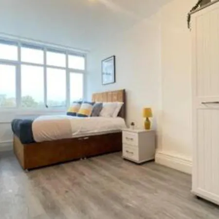2 Bedroom Apartment - Flitwick - Contractor Friendly - Tourist Ready - Full Kitchen - Wifi - Smart Tv - Sofa Bed - Free Parking - Ideal For Short Or Long Stays Exterior photo