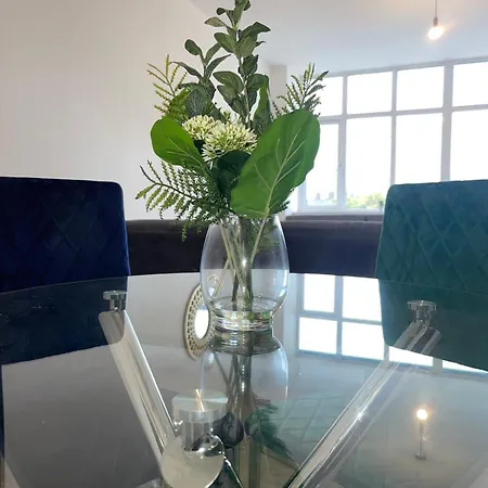 2 Bedroom Apartment - Flitwick - Contractor Friendly - Tourist Ready - Full Kitchen - Wifi - Smart Tv - Sofa Bed - Free Parking - Ideal For Short Or Long Stays Exterior photo