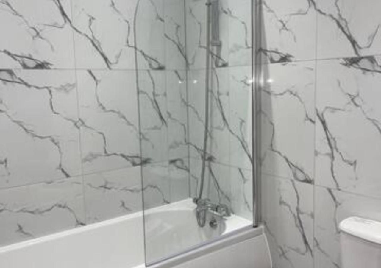 Apartment 2 Bedroom - Flitwick - Contractor Friendly - Tourist Ready - Full Kitchen - Wifi - Smart Tv - Sofa Bed - Free Parking - Ideal For Short Or Long